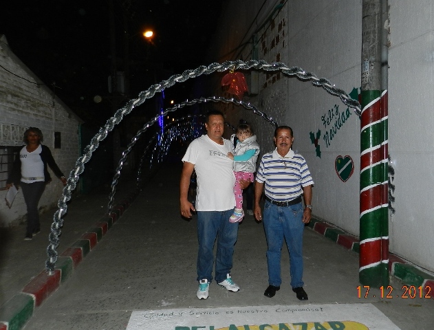 Joselito Rojas Manchola recibiendo a los jurados y acompañantes de Yumbo Estéreo, Supermercado Belacázar y www.todosesupo.com