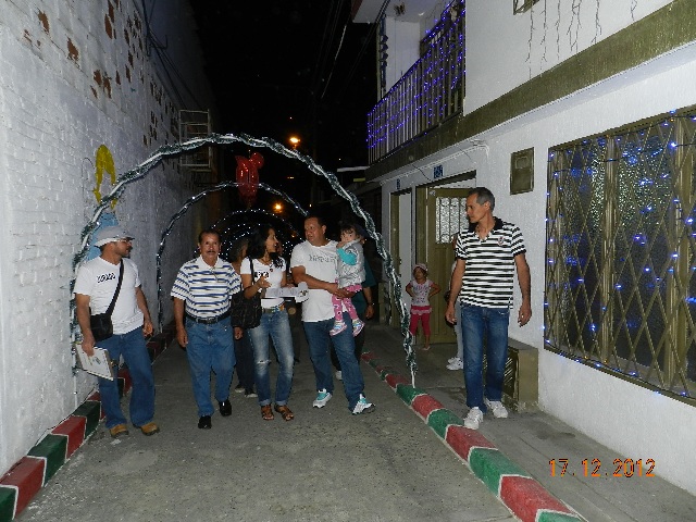 María Fernanda Tello escucha a los líderes de la cuadra.