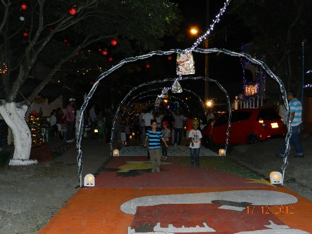 Los niños de Arroyohondo bajo el arco del triunfo...
