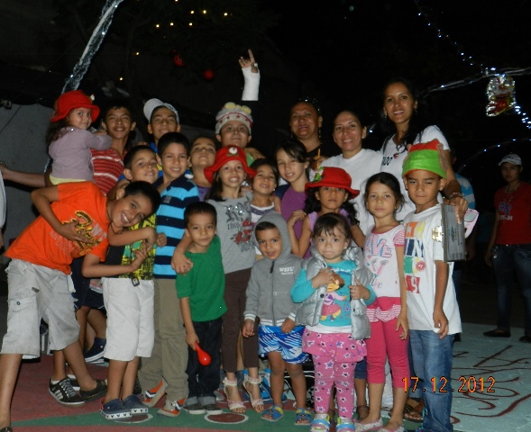 Los niños rodean a María Fernanda Tello.