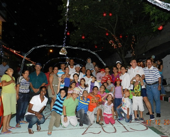 Joselito y Ronald con la comunidad de la carrera 32A.