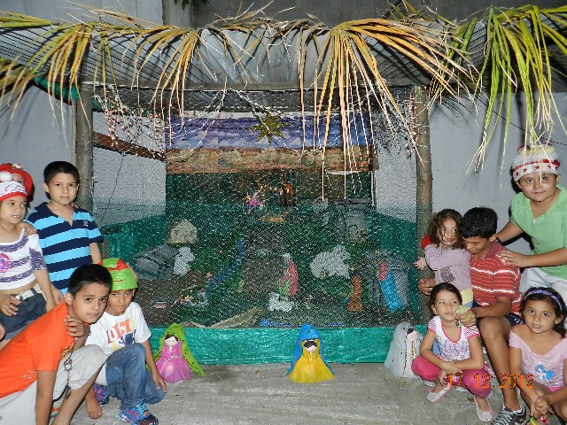 Los niños de Arroyohondo a la espera del rezo de la Novena de Aguinaldo.