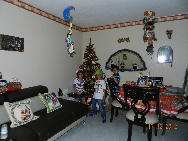 Los niños insistieron en mostar los adornos de su casa....