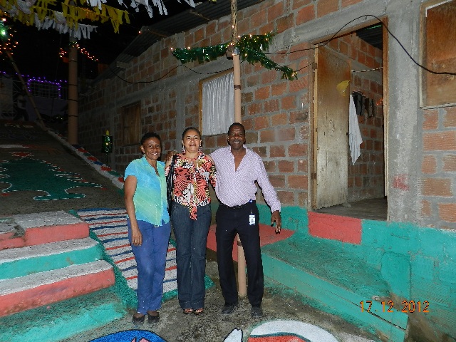 Apartadó, su esposa y la líder Marlene Rodríguez.