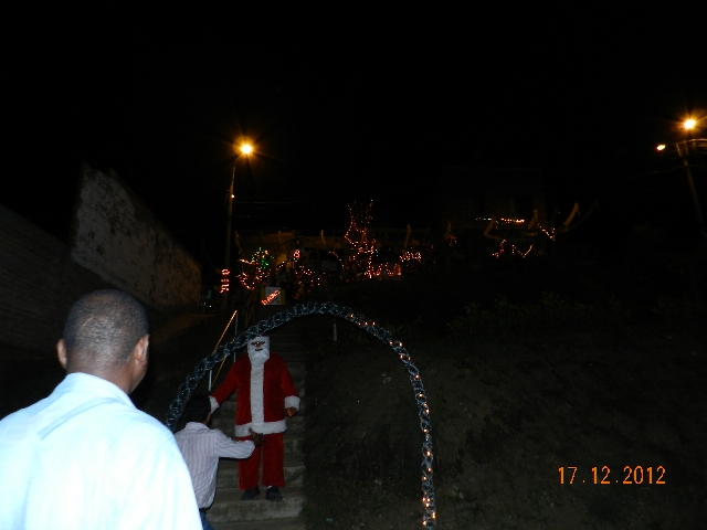 El Papá Noel (Walter Cardona) baja a recibir la comitiva de Yumbo Estéreo, www,todosesupo.com, Supermercado Belalcázar y al Jurado Calificador.