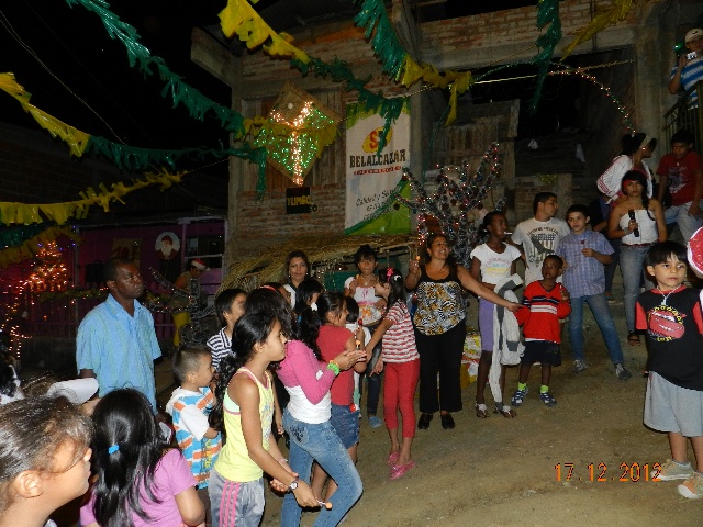 Los niños con rondas recibieron la comitiva.