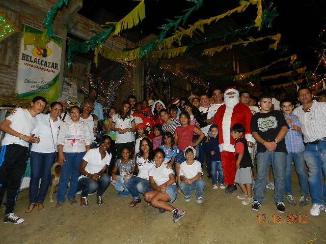 Aun cuando algunas gotas cayeron, se sintió el calor humano en Las Colinas...
