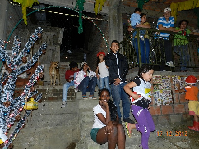 Los jóvenes, rapeando, también se vincularon.