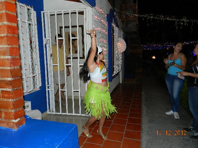 La niña dio cátedra de lo que es bailar salsa...