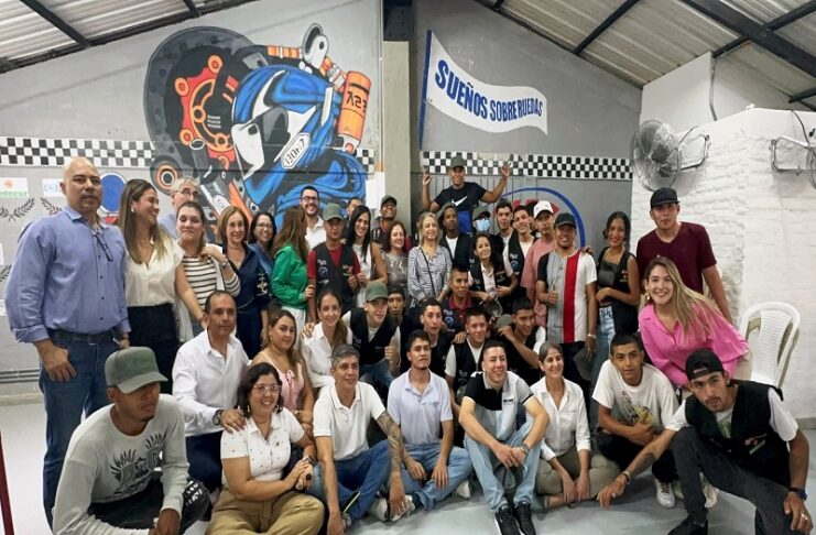 Con la presencia de representantes Alianza Empresarial de Yumbo, la Fundación Fanalca, Cedecur, Crear futuro y Compromiso Valle, capacitadores y jóvenes yumbeños, en días pasados se inauguró el aula-taller del programa "Sueño sobre ruedas". Foto para www.todosesupo.com