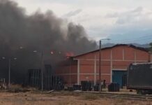 No paran los incendios en Yumbo: arde bodega de reciclaje